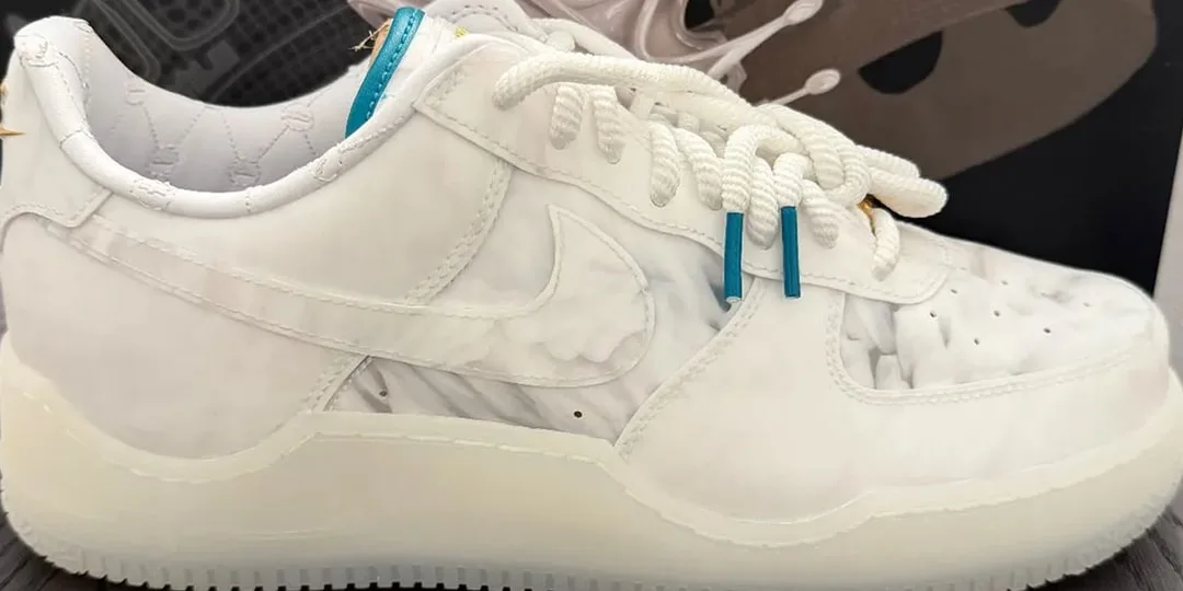 Chaussure blanche avec détails bleus et semelle translucide