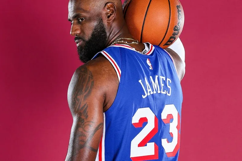 Joueur de basket-ball en maillot bleu portant un ballon.