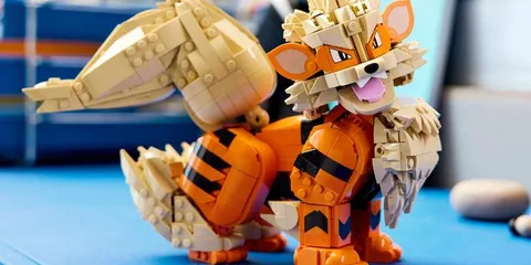 Figurine en blocs de construction représentant un animal orange avec des détails beiges.