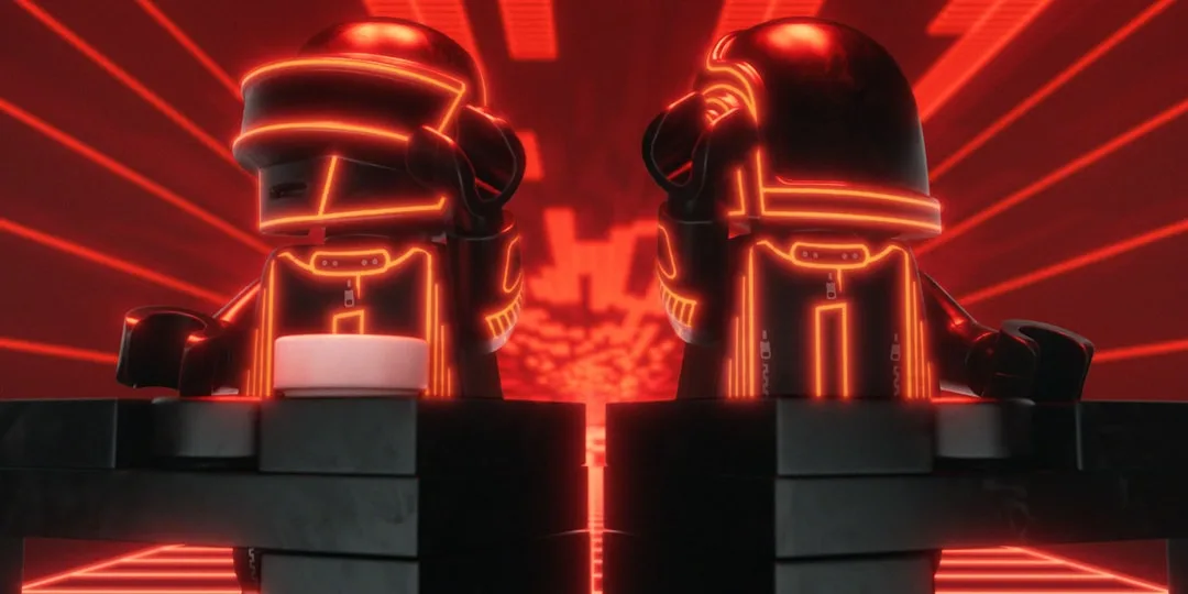 Deux personnages futuristes face à face dans un décor rouge lumineux.