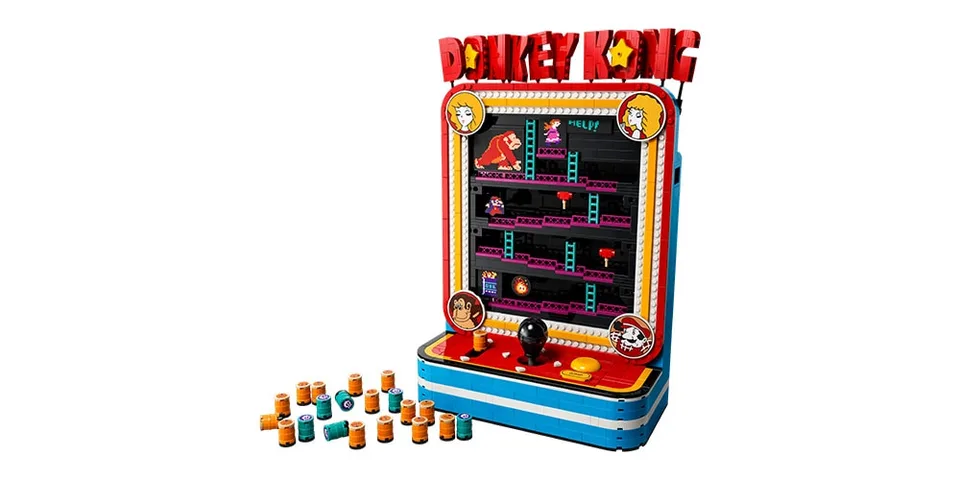 Jeu d'arcade Donkey Kong rétro avec accessoires colorés.
