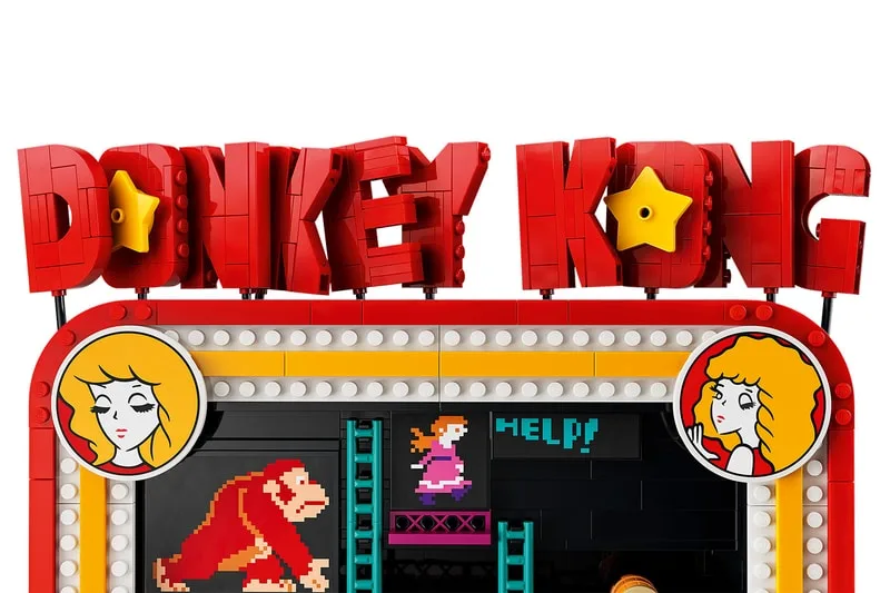Illustration LEGO de Donkey Kong avec personnage et texte 'HELP!' sur écran rétro.