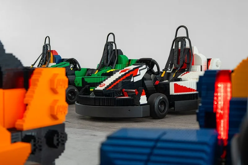 Karts en blocs colorés, alignés dans un espace intérieur.