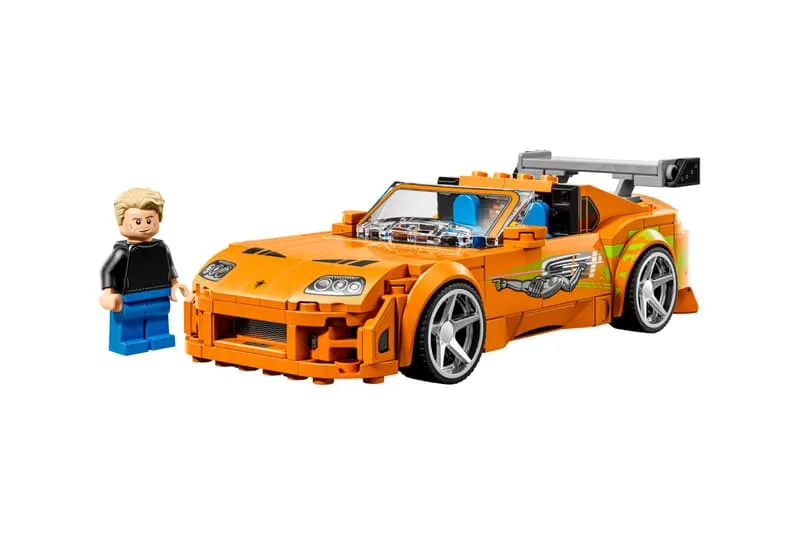 Voiture jouet orange avec figurine Lego.