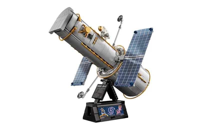 Réplique de télescope spatial en Lego sur socle noir avec détails dorés