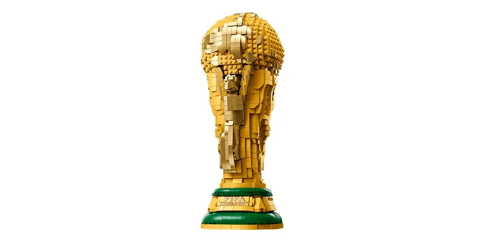 Trophée mondial en LEGO avec détails dorés et verts.