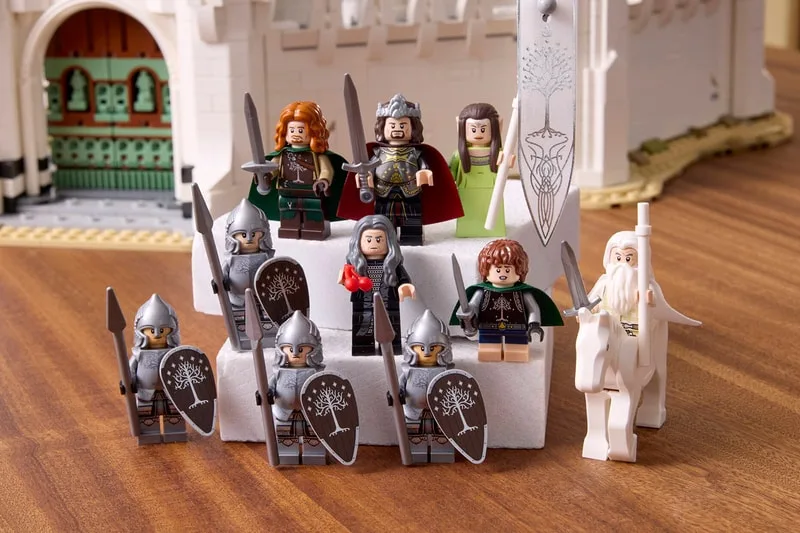 Figurines LEGO de héros médiévaux devant un château en jouet.