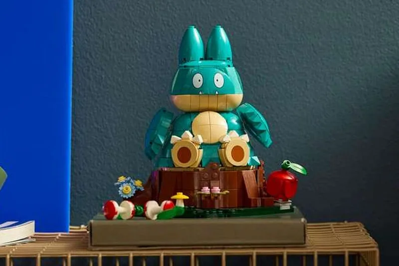 Figure de construction LEGO d'un personnage bleu avec accessoires colorés.