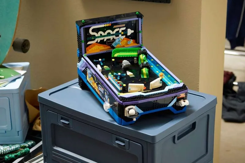 Flipper en LEGO sur une boîte bleue dans une pièce.