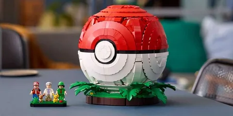 Une Pokéball en LEGO avec des figurines sur une table.