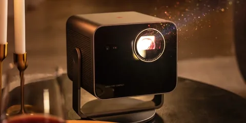 Projecteur moderne émettant de la lumière sur une table, ambiance chaleureuse.