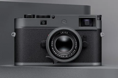 Appareil photo numérique Leica élégant et sophistiqué sur fond gris.