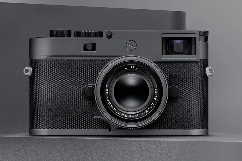 Appareil photo numérique Leica élégant et sophistiqué sur fond gris.