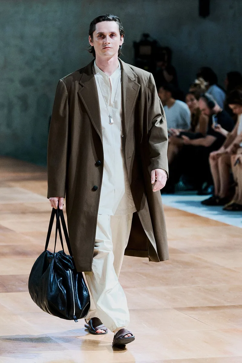 lemaire-ss27-un-idealisme-decontracte-a-paris/carousel-1.jpg