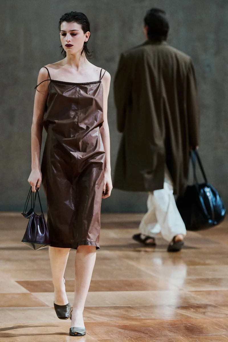 lemaire-ss27-un-idealisme-decontracte-a-paris/carousel-13.jpg