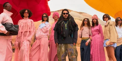 Groupe de mannequins en vêtements colorés dans un paysage désertique