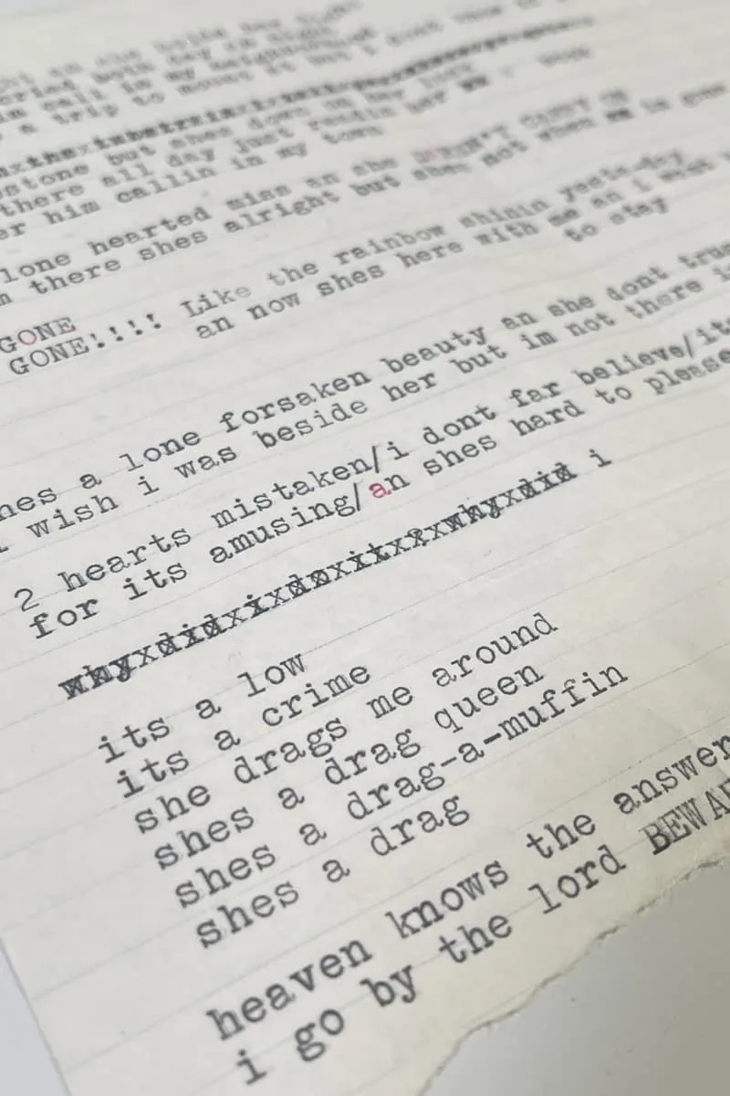Texte dactylographié sur papier ligné avec mots en majuscules.