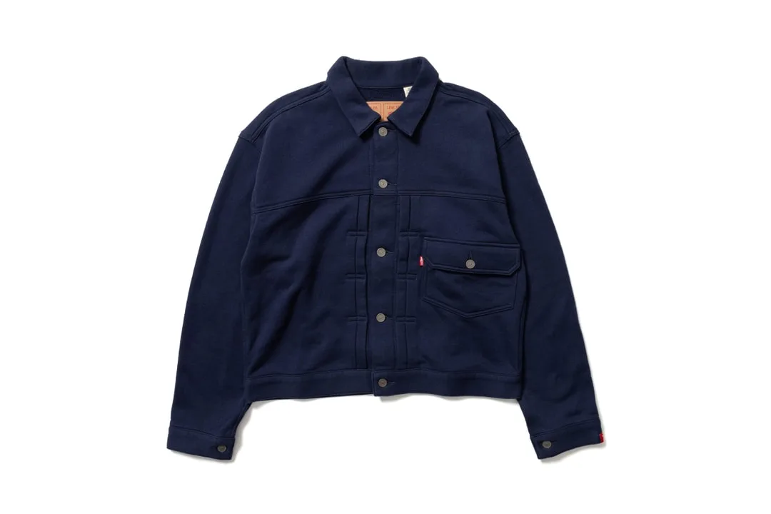 Veste en jean bleu marine avec poches et boutons.