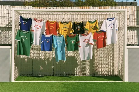 Maillots de football de différentes équipes accrochés à un filet de but.