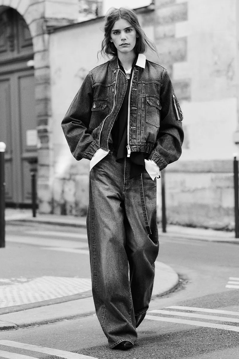 Personne en tenue denim ample marchant dans la rue.
