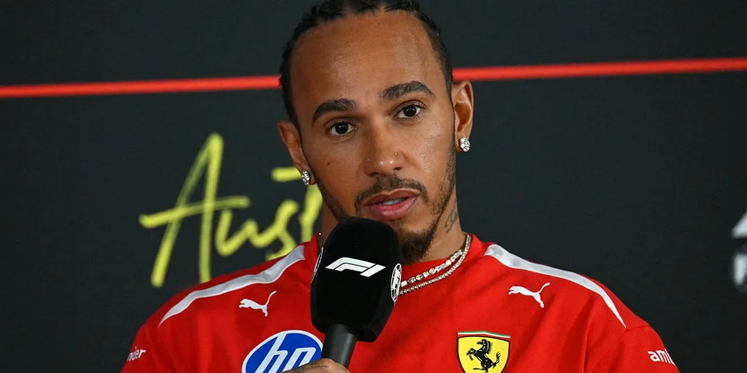 Lewis Hamilton en tenue rouge Ferrari lors d’une interview