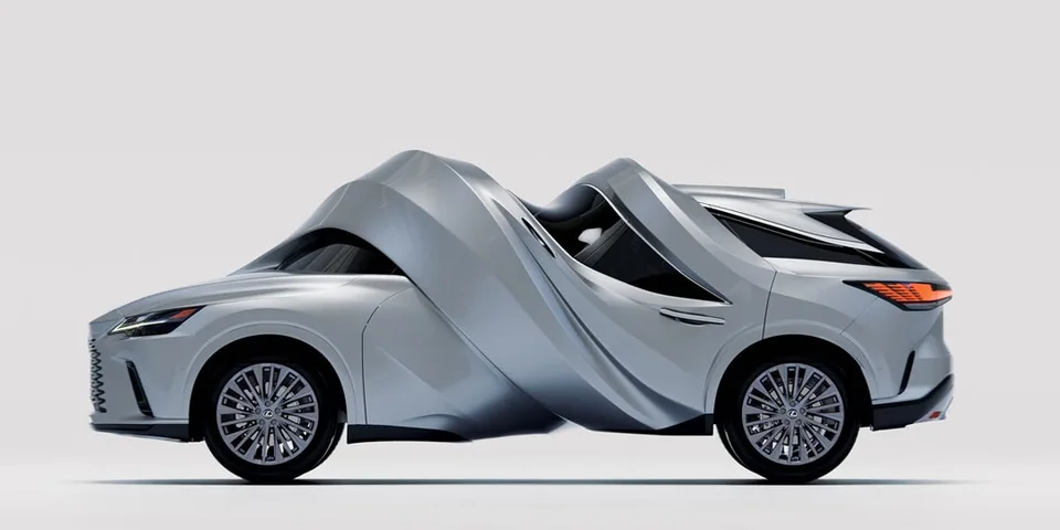 Voiture futuriste avec design ondulé et avant déformé, couleur argentée.
