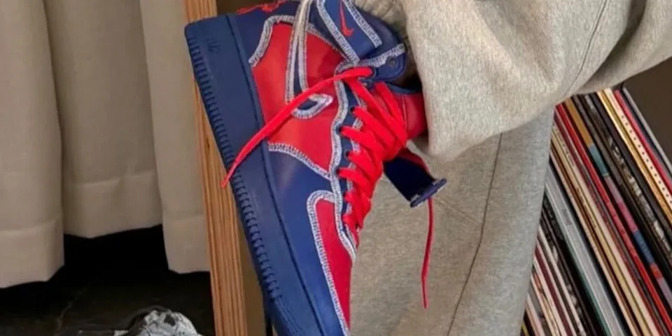 Basket colorée rouge et bleue avec un jean gris.
