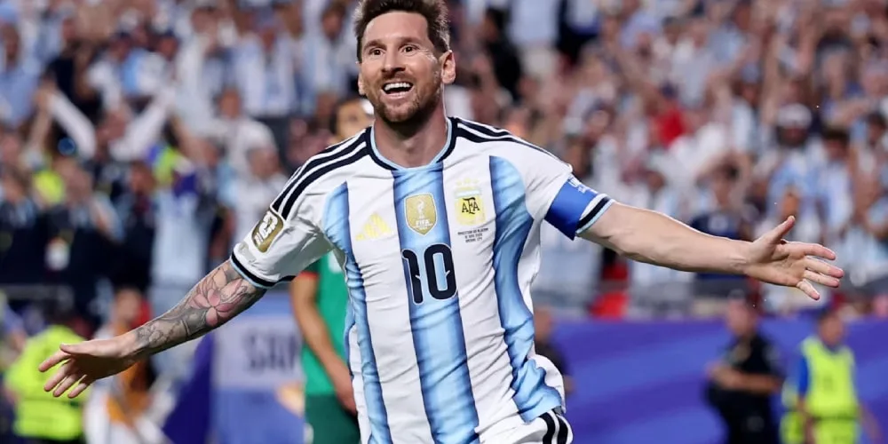 Joueur de football argentin célébrant un but sur le terrain