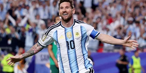 Joueur de football argentin célébrant un but sur le terrain