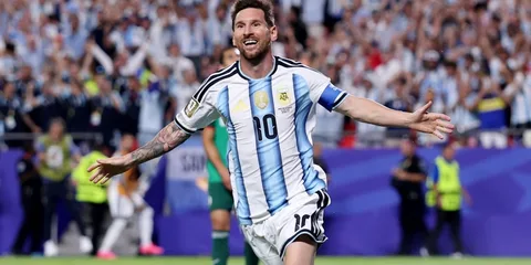 Joueur de football argentin célébrant un but sur le terrain.