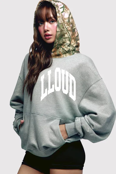 Femme en sweat à capuche LLoud gris avec capuche camouflage.