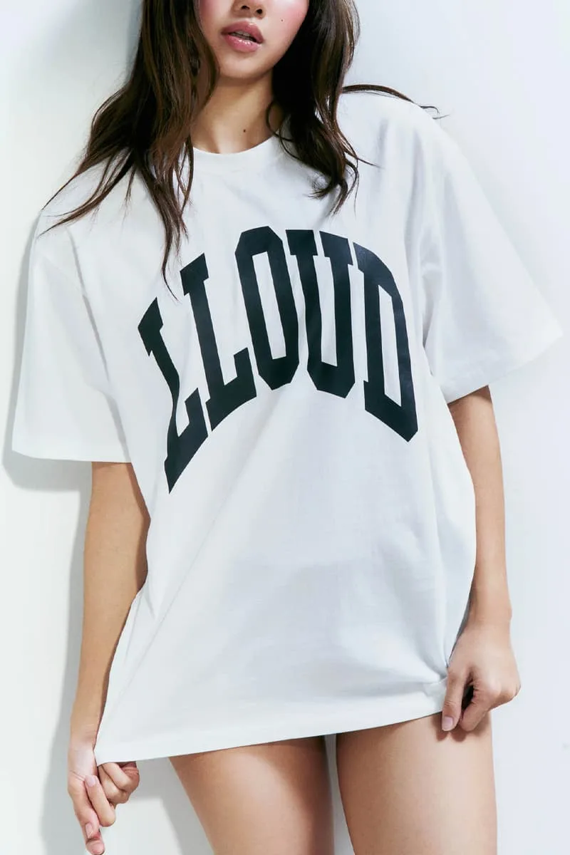 Femme en t-shirt blanc avec logo 'LLOUD' en noir.