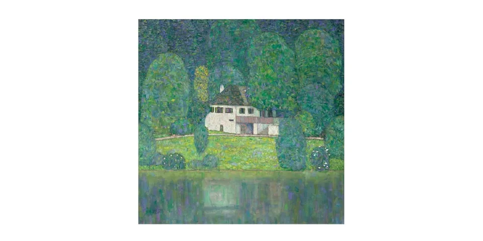 Peinture d’une maison au bord d’un lac, entourée d’arbres verdoyants.