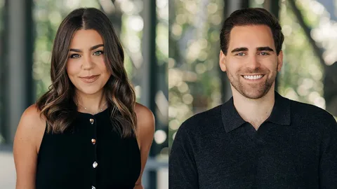 Un homme et une femme souriants, en intérieur, fond flou verdoyant.
