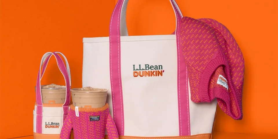 Sacs L.L.Bean et boissons Dunkin' sur fond orange.