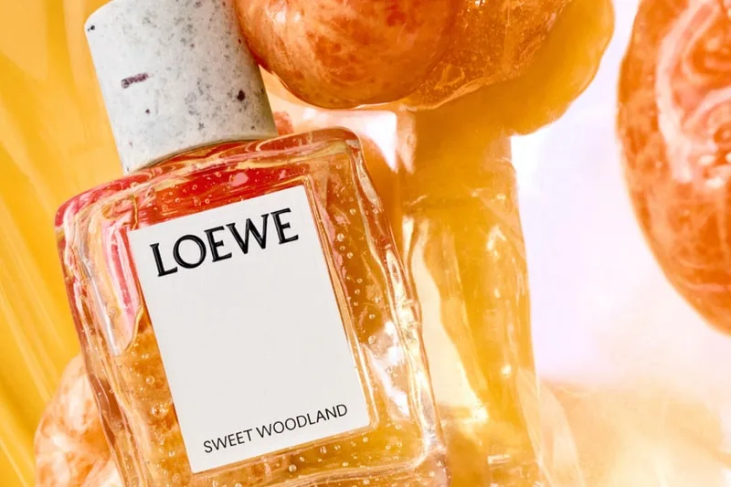loewe-cinq-parfums-ancres-sur-un-accord-ambre/carousel-1.jpg