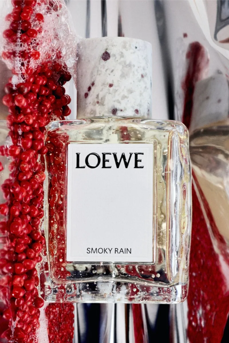 loewe-cinq-parfums-ancres-sur-un-accord-ambre/carousel-4.jpg