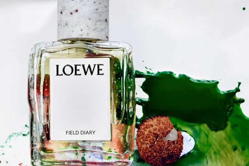 Parfum Loewe avec taches de couleur verte et fruit exotique