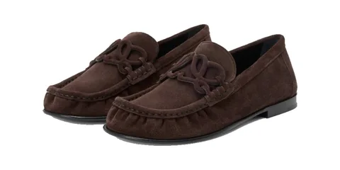 Mocassins marron en daim avec logo décoratif sur le dessus.