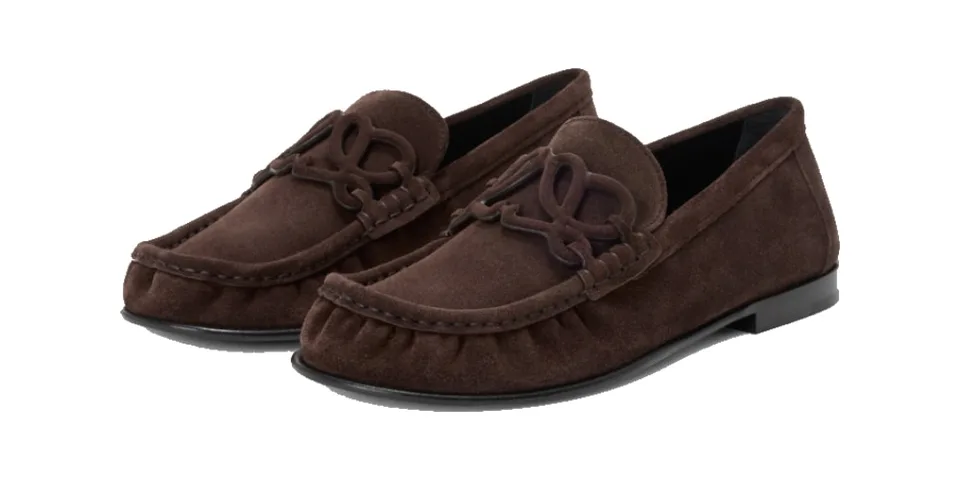 Mocassins marron en daim avec logo décoratif sur le dessus.