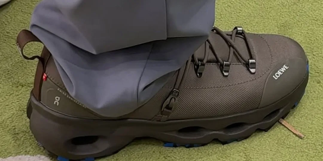 Gros plan sur une chaussure marron avec logo 'Loewe'.