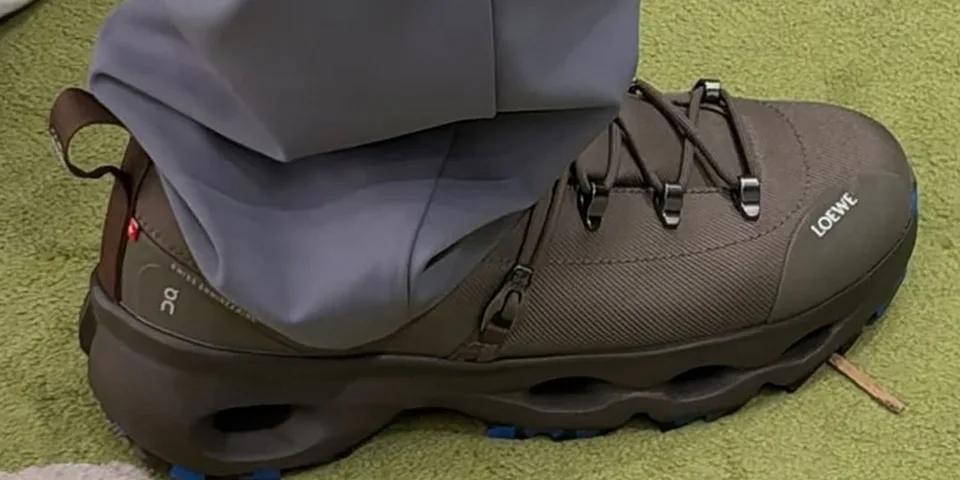 Gros plan sur une chaussure marron avec logo 'Loewe'.