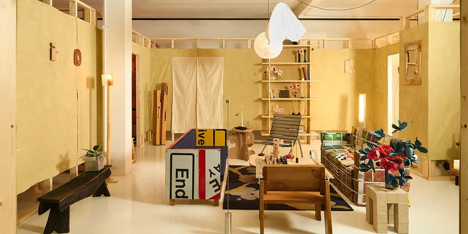 Salle à manger contemporaine avec décoration colorée et moderne.