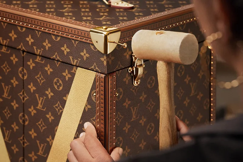 Fabrication d'un coffre Louis Vuitton avec un marteau