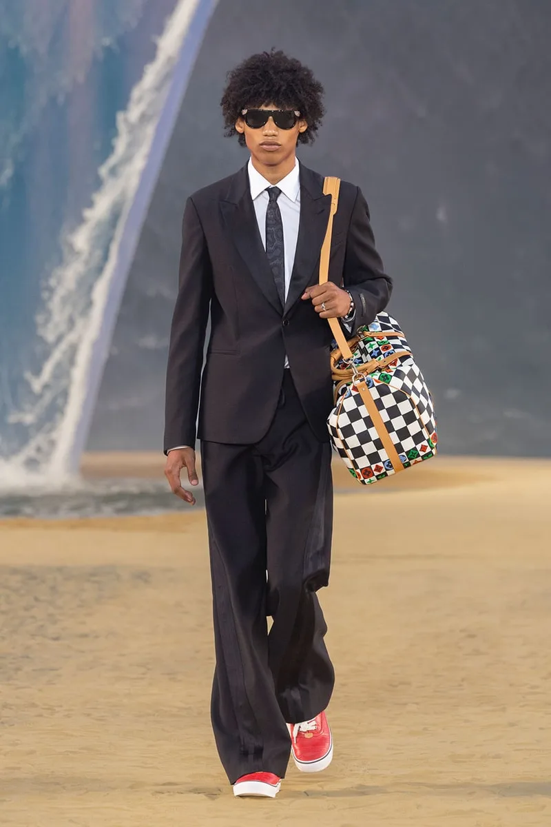 louis-vuitton-ss27-pharrell-surfe-sur-la-mode/carousel-3.jpg
