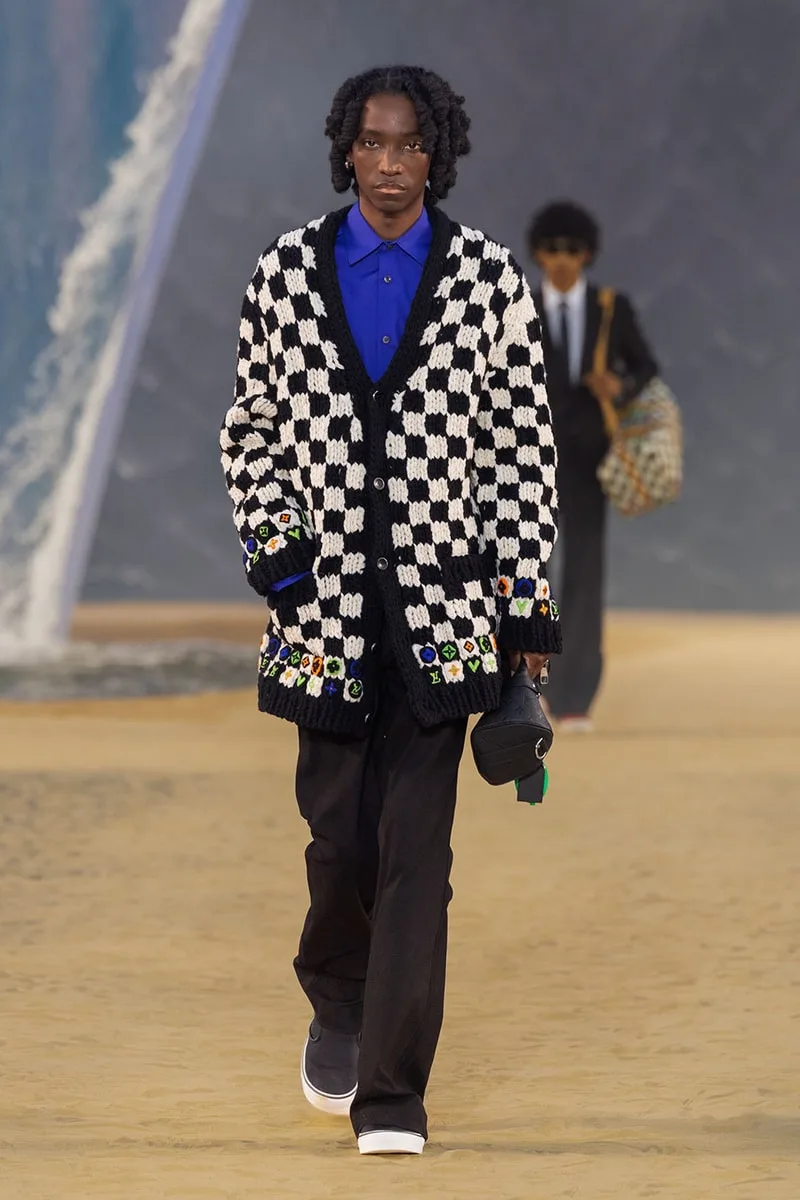 Homme en cardigan à carreaux, défilé de mode.