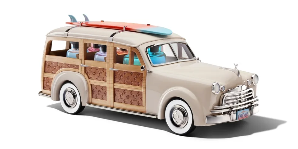 Modèle réduit de voiture vintage avec planches de surf sur le toit.
