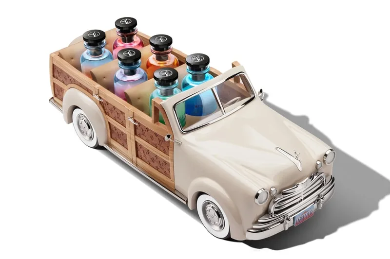 Voiture miniature avec bouteilles parfumées colorées sur le chargement.