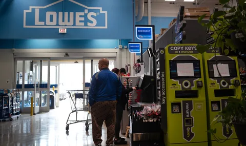 Clients dans un magasin Lowe's près du service de clés et de caisses.