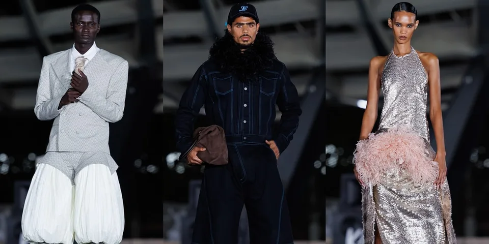 Trois mannequins défilant en tenues avant-gardistes.